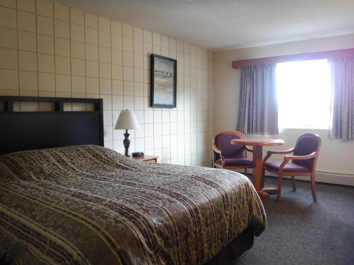 Haida Way Motor Inn Port McNeill Exteriör bild