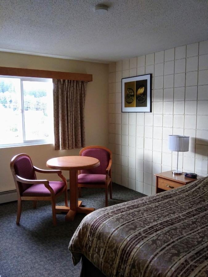 Haida Way Motor Inn Port McNeill Exteriör bild
