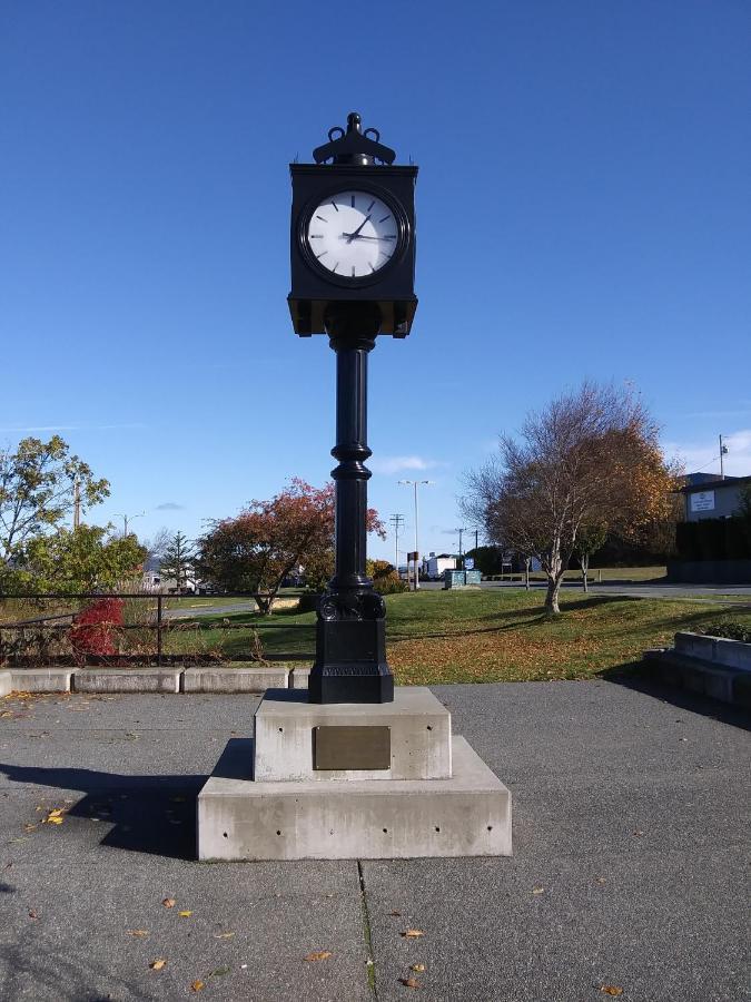 Haida Way Motor Inn Port McNeill Exteriör bild